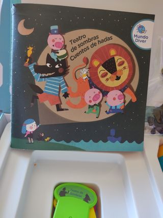 Libro de cuentos con linterna proyectora