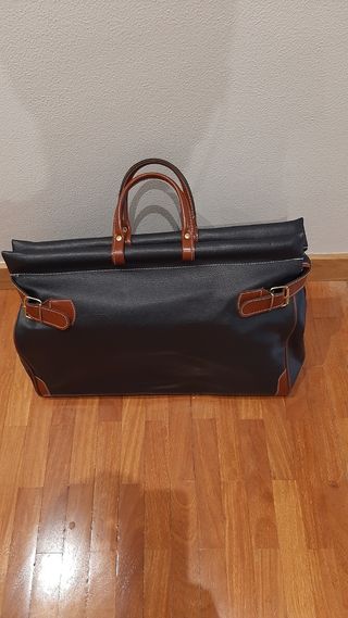 Bolso de viaje azul marino.