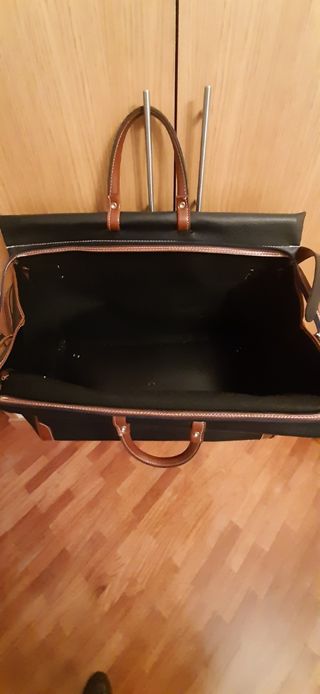 Bolso de viaje azul marino.