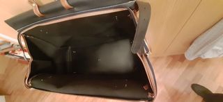 Bolso de viaje azul marino.