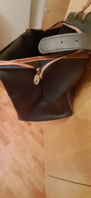 Bolso de viaje azul marino.