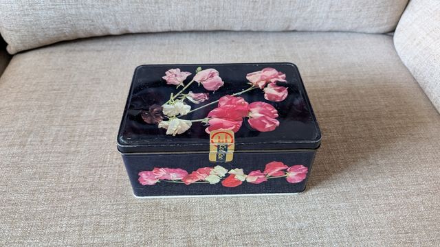 Antigua caja metálica de COLA-CAO Flores