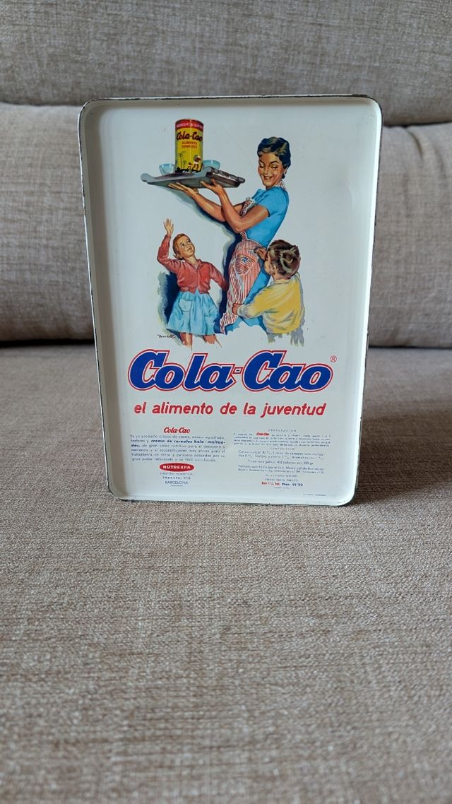 Antigua caja metálica de COLA-CAO Flores