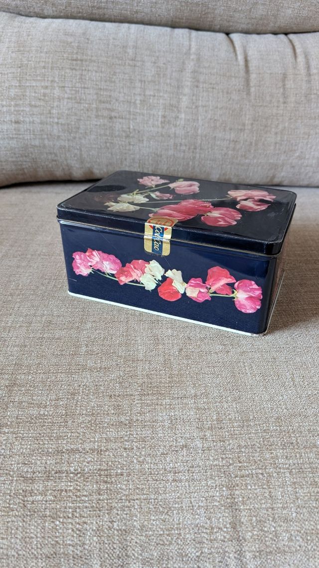 Antigua caja metálica de COLA-CAO Flores