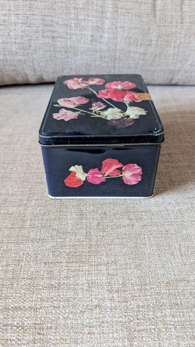 Antigua caja metálica de COLA-CAO Flores