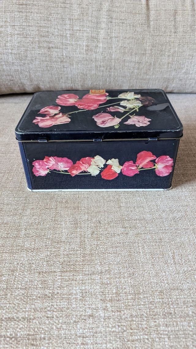 Antigua caja metálica de COLA-CAO Flores