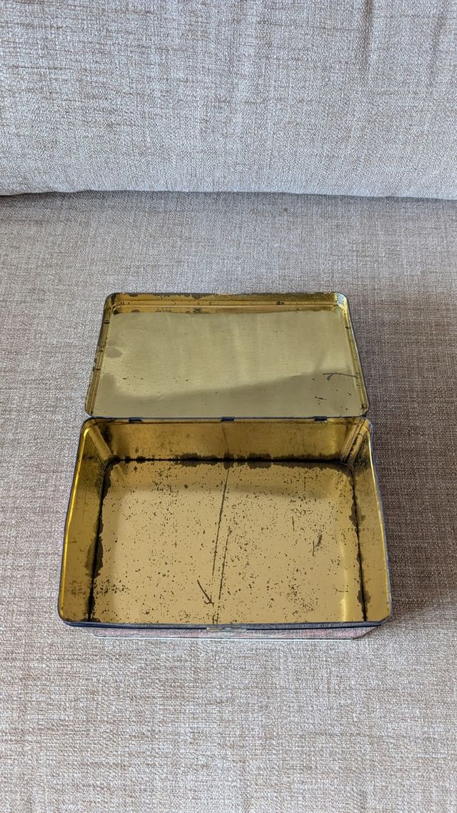 Antigua caja metálica de COLA-CAO Flores