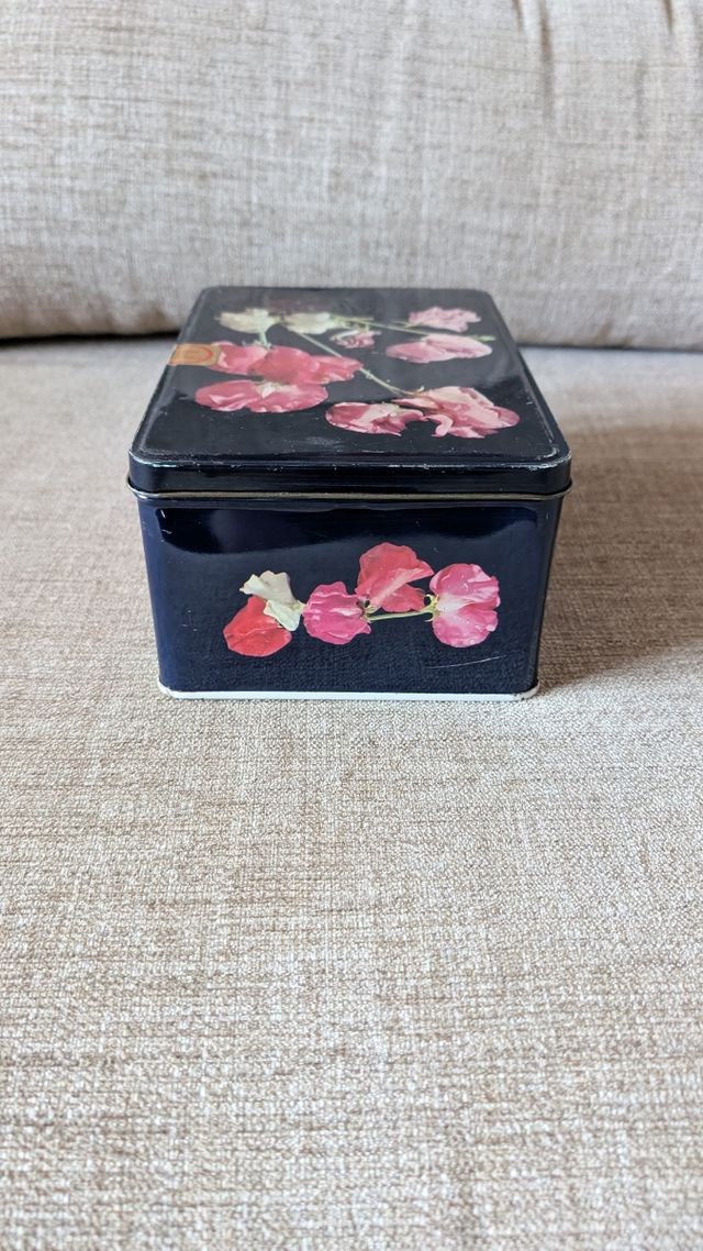 Antigua caja metálica de COLA-CAO Flores