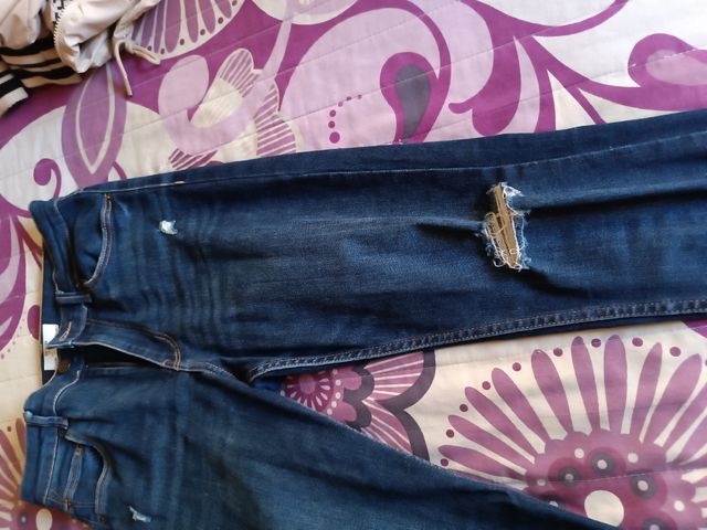 Vaquero rotos pitillo bershka