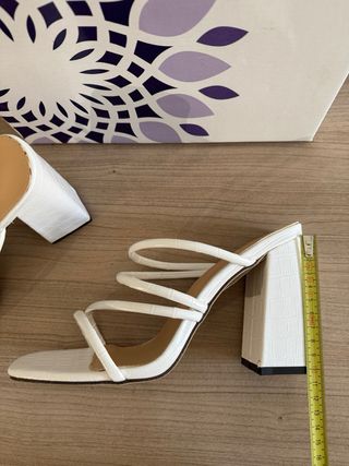 Sandalias blancas tacón cuadrado