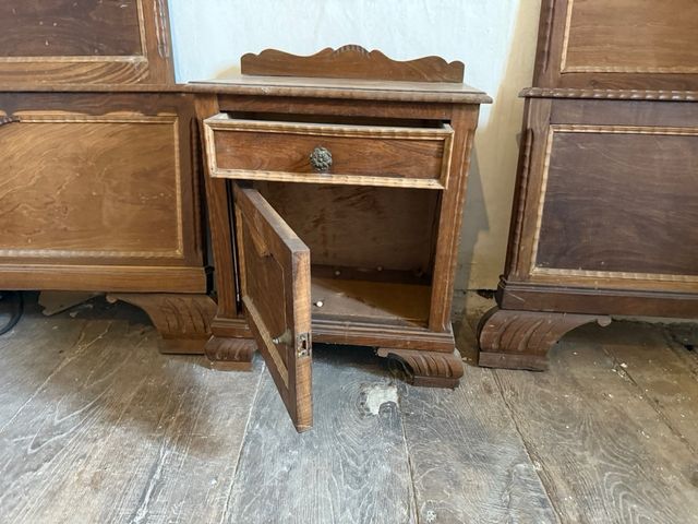 Cabecero pie de cama y mesitas de  castaño