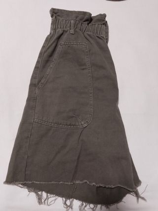 Falda Bershka negra-verde, talla 4