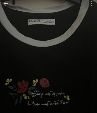 T shirt nera con fiori