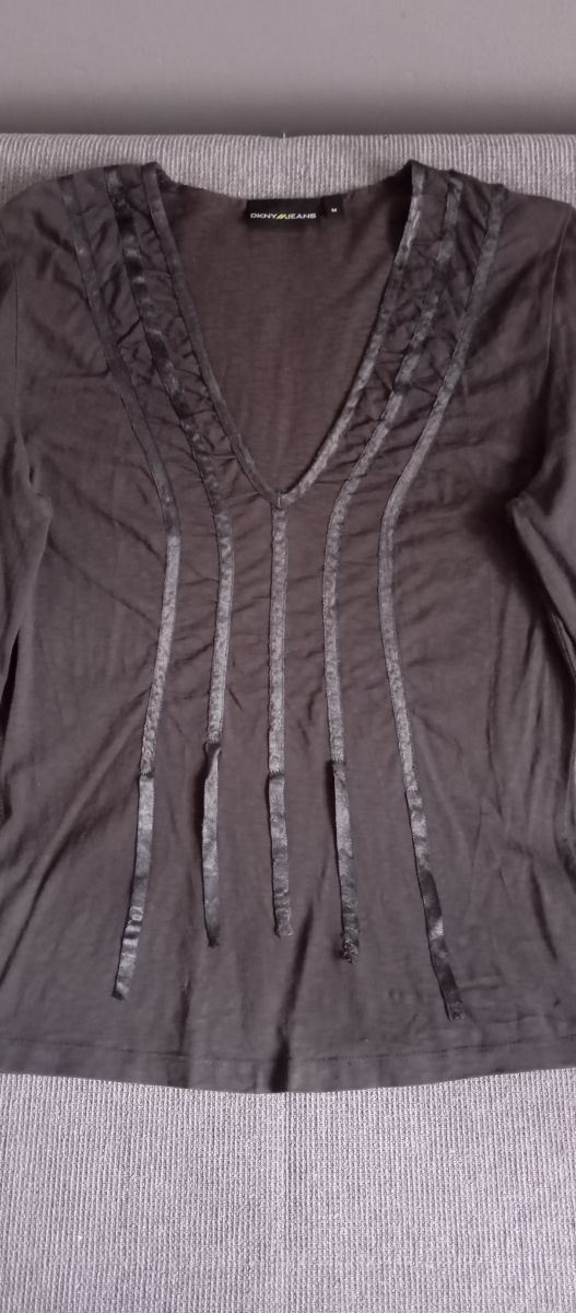 Camiseta elegante gris marengo. Marca Dkny