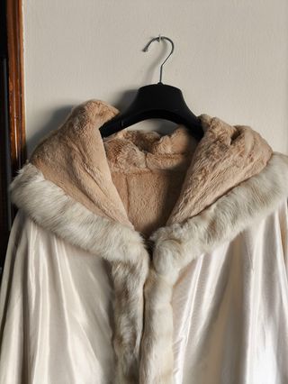 Elegante chaqueta con ribete piel sintetica