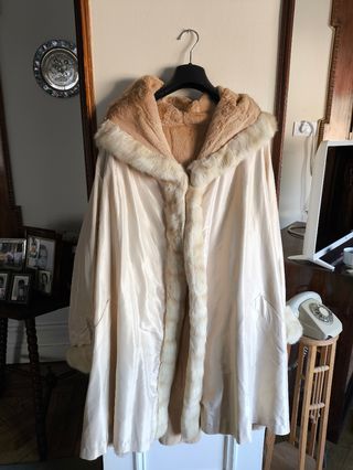 Elegante chaqueta con ribete piel sintetica