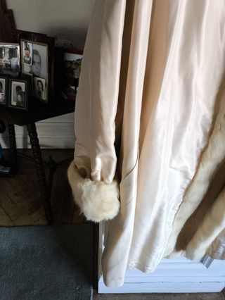 Elegante chaqueta con ribete piel sintetica