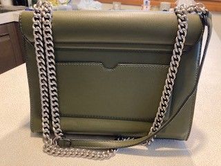 borsa verde con applicazioni