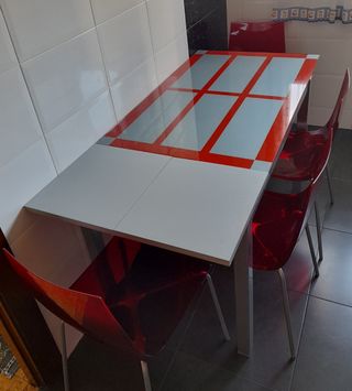 Mesa de cocina y sillas