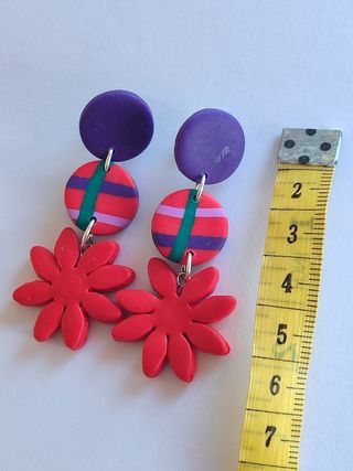 Pendientes largos y coloridos