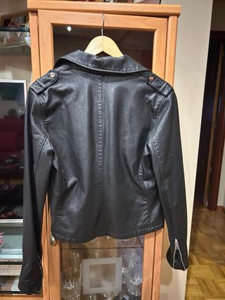 Cazadora de piel con cremalleras