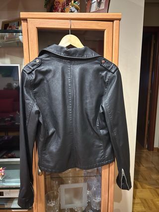 Cazadora de piel con cremalleras