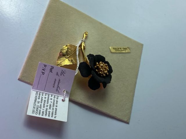 BROCHE EN FORMA DE FLOR BAÑADO EN ORO