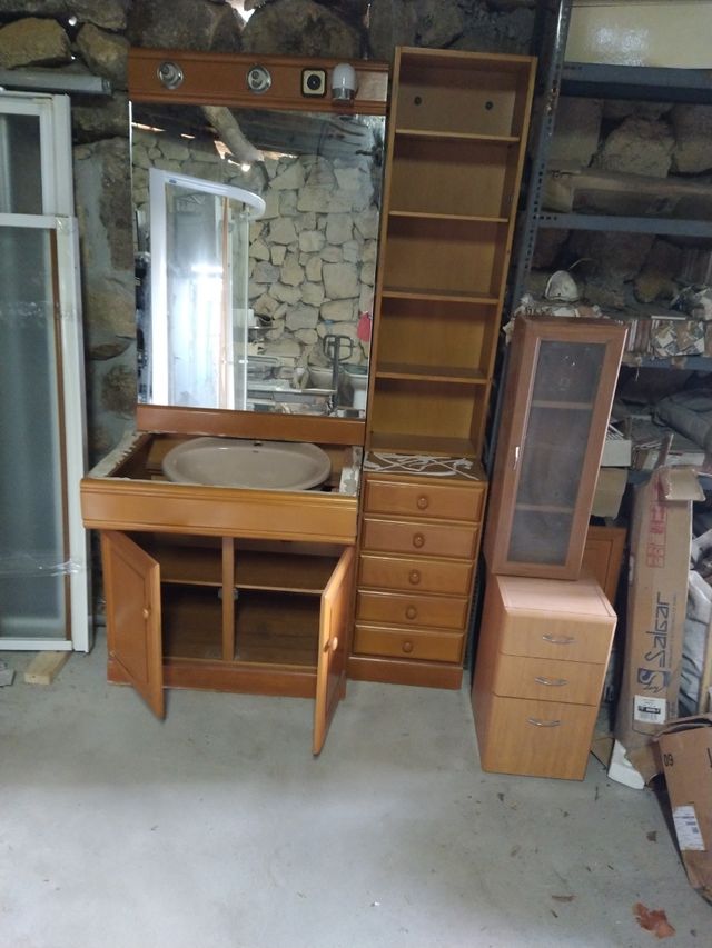 Mueble de cuarto de baño, y muebles de salón y hal