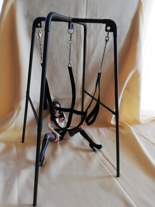 Estatua muñeca goma columpio