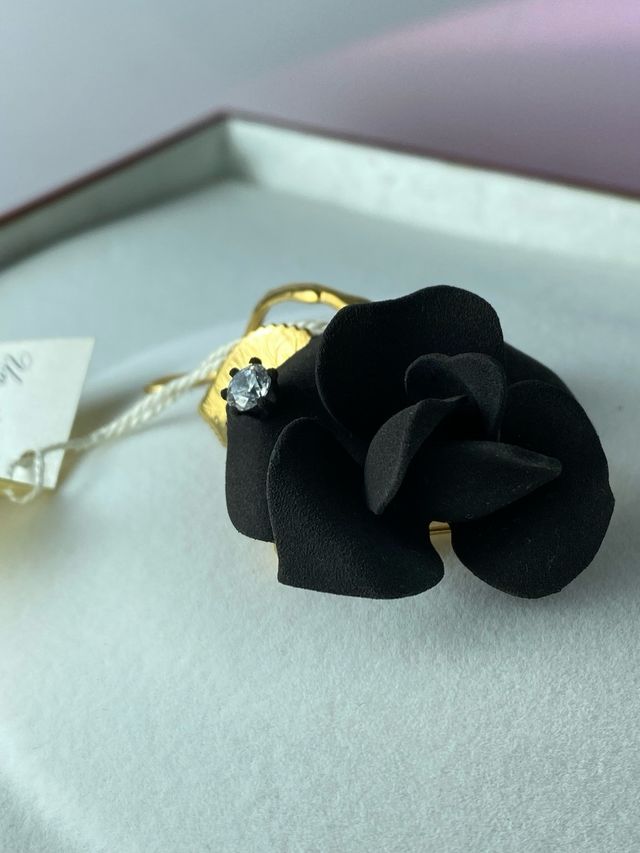 BROCHE DE SEÑORA ROSA NEGRA CON CIRCONITA