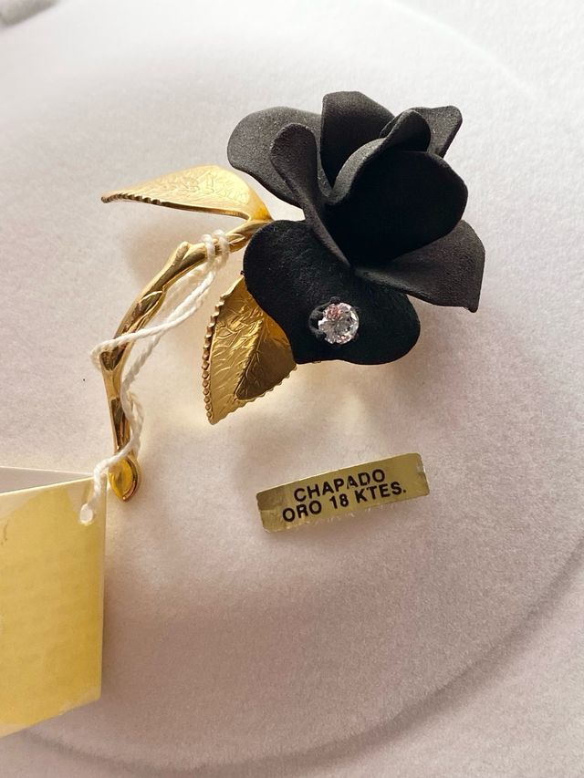 BROCHE DE SEÑORA ROSA NEGRA CON CIRCONITA