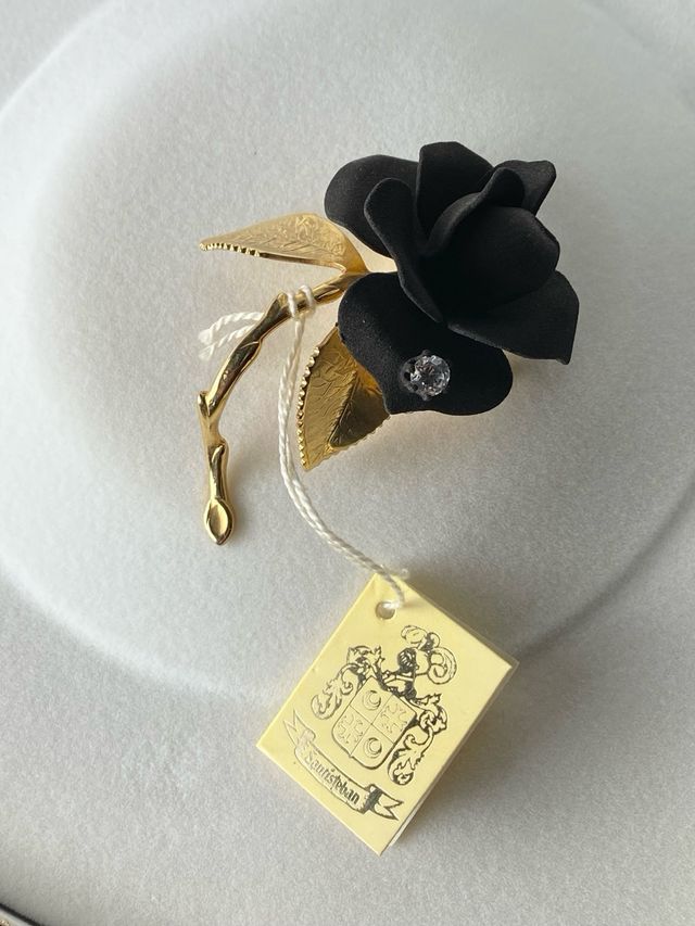 BROCHE DE SEÑORA ROSA NEGRA CON CIRCONITA