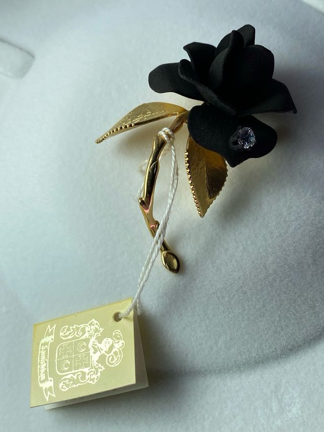 BROCHE DE SEÑORA ROSA NEGRA CON CIRCONITA