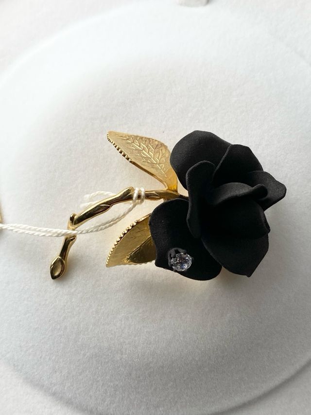 BROCHE DE SEÑORA ROSA NEGRA CON CIRCONITA