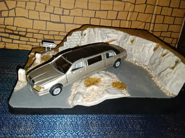 Lincoln Town Stretch Limousine, scala 1:38, quattro porte, trazione posteriore, pneumatici in gomma, tetto apribile, poco usato, senza ammaccature, con targa, spedizione tramite corrieri, pagamento tramite Bizum