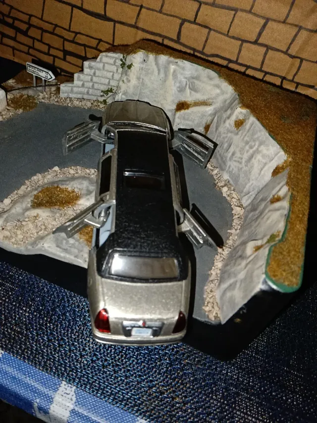 Lincoln Town Stretch Limousine, scala 1:38, quattro porte, trazione posteriore, pneumatici in gomma, tetto apribile, poco usato, senza ammaccature, con targa, spedizione tramite corrieri, pagamento tramite Bizum