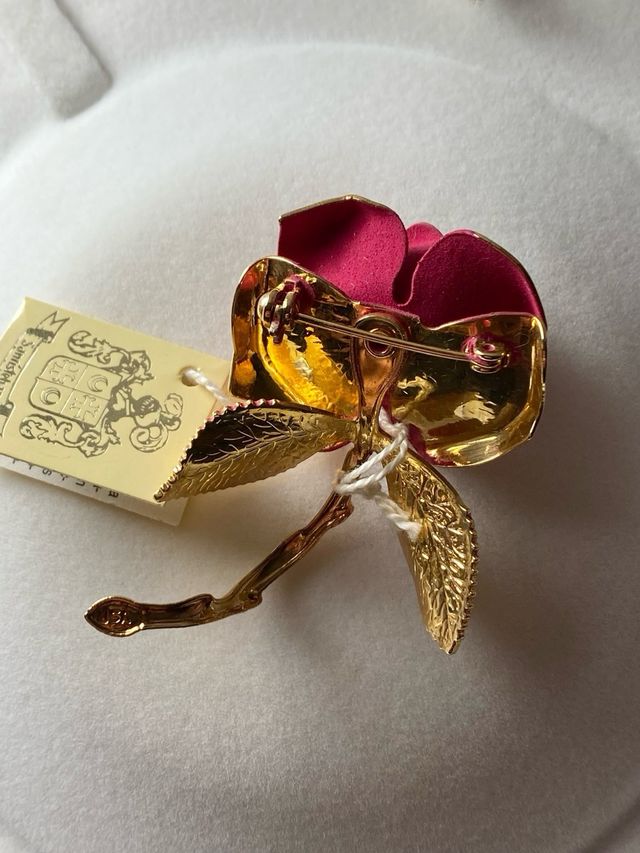 BROCHE ROSA ROJA EN BAÑO DE ORO