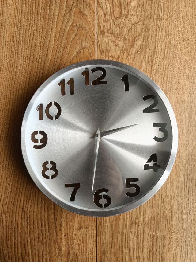 Orologio a parete moderno in alluminio