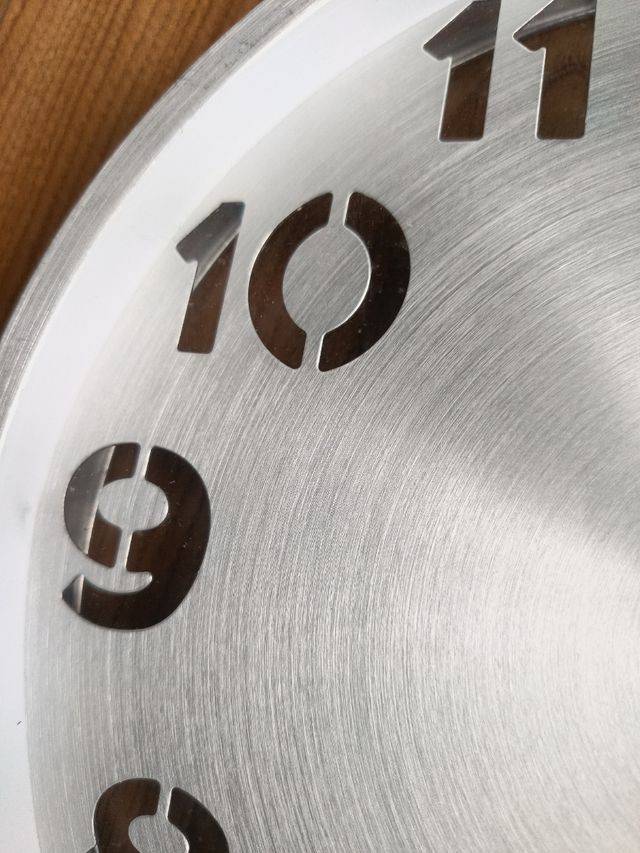 Orologio a parete moderno in alluminio