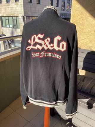 Chaqueta Levi’s negra. Punto