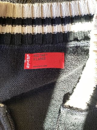 Chaqueta Levi’s negra. Punto