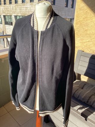 Chaqueta Levi’s negra. Punto