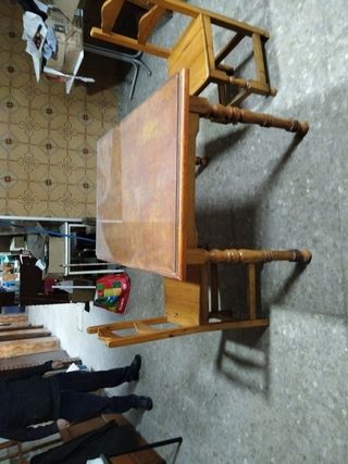 Mesa y dos sillas