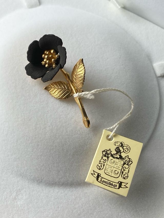 BROCHE DE ROSA EN METAL BAÑADO EN ORO AÑOS 80