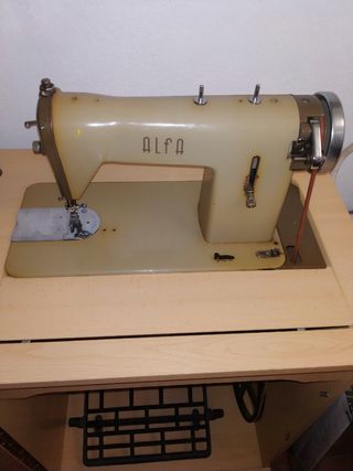 Maquina de coser Alfa con mueble