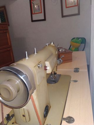 Maquina de coser Alfa con mueble