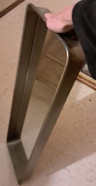 Lote dos cuadros y un espejo de metal