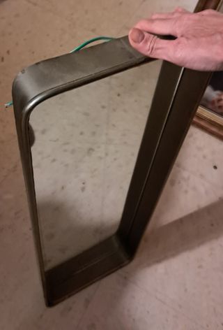 Lote dos cuadros y un espejo de metal