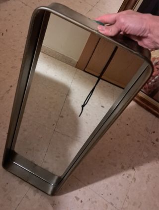 Lote dos cuadros y un espejo de metal