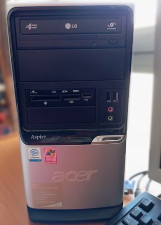 Ordenador de sobremesa Acer con Windows XP Home
